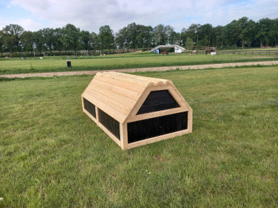 sgwhindernissen huisje breed blank hout
