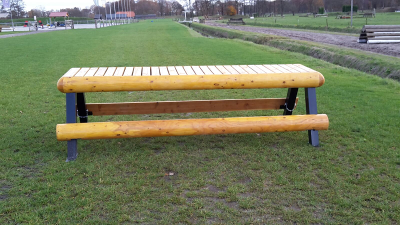 sgwhindernissen  tafel met blauwe poten